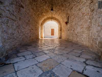 Qui, rivolto verso la via per Capurso, si innalza la Porta della Terra, accesso ad arco che attraversando le mura medievali...